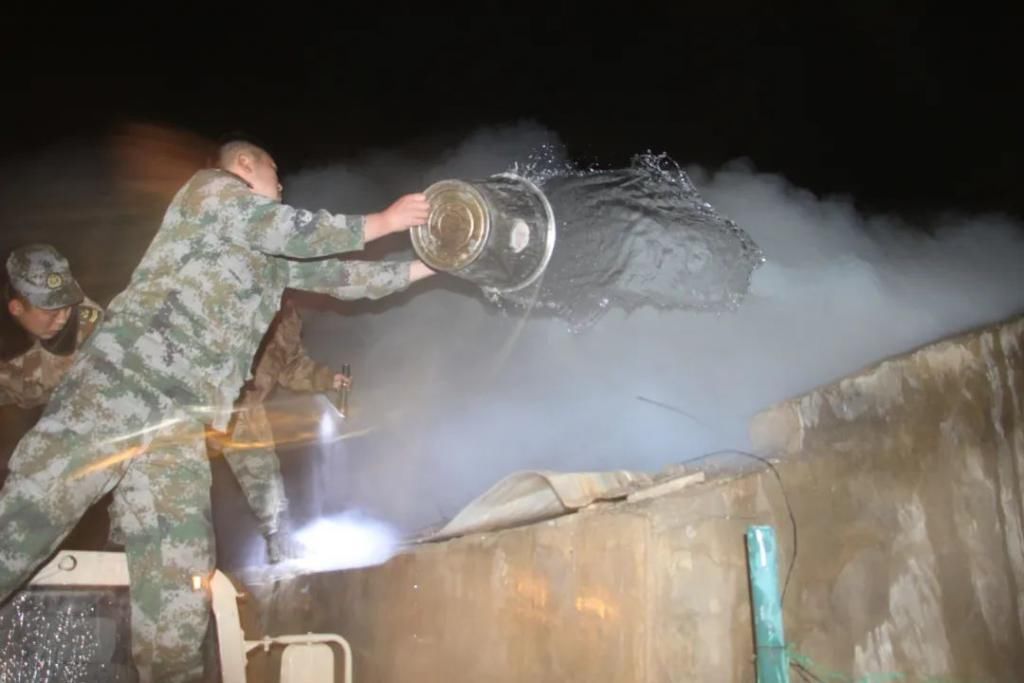  奋力|牧民房屋深夜着火，官兵奋力扑救