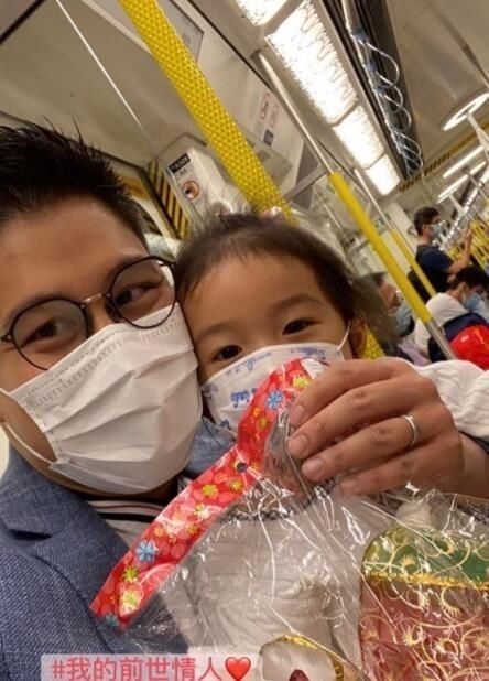 霍启刚|霍启刚带女儿坐地铁，晒合照高调表白:“爱你，我的心肝”