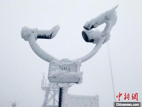  主峰|长白山天池主峰今年入秋以来首次形成积雪