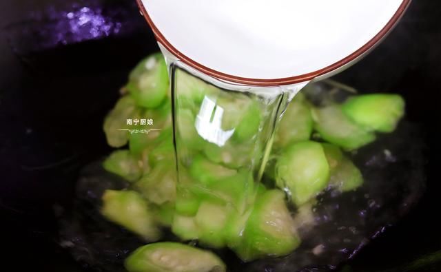  丝瓜|一根丝瓜、2个鸡蛋、1块豆腐，放锅里一起打汤，鲜美嫩滑真好喝