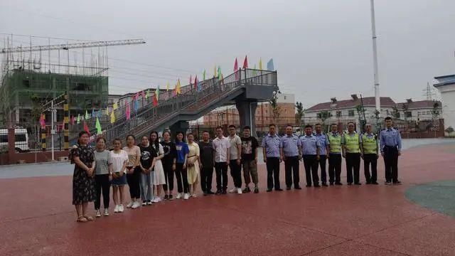  暑期|关注暑期交通安全 | 小城里第一座过街天桥……确保学生交通安全