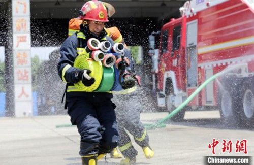 消防员|湖北咸宁消防员高温下苦练精兵