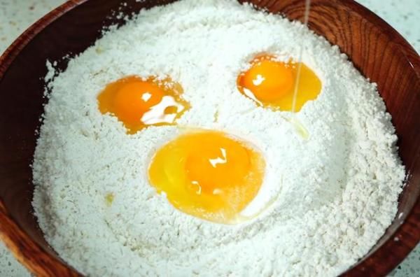 快速|快速早餐,1碗面粉,3个鸡蛋,手不沾面,比油条简单,比包子还香