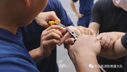  紧箍戒|戒指“咬人”消防员巧取“紧箍戒”