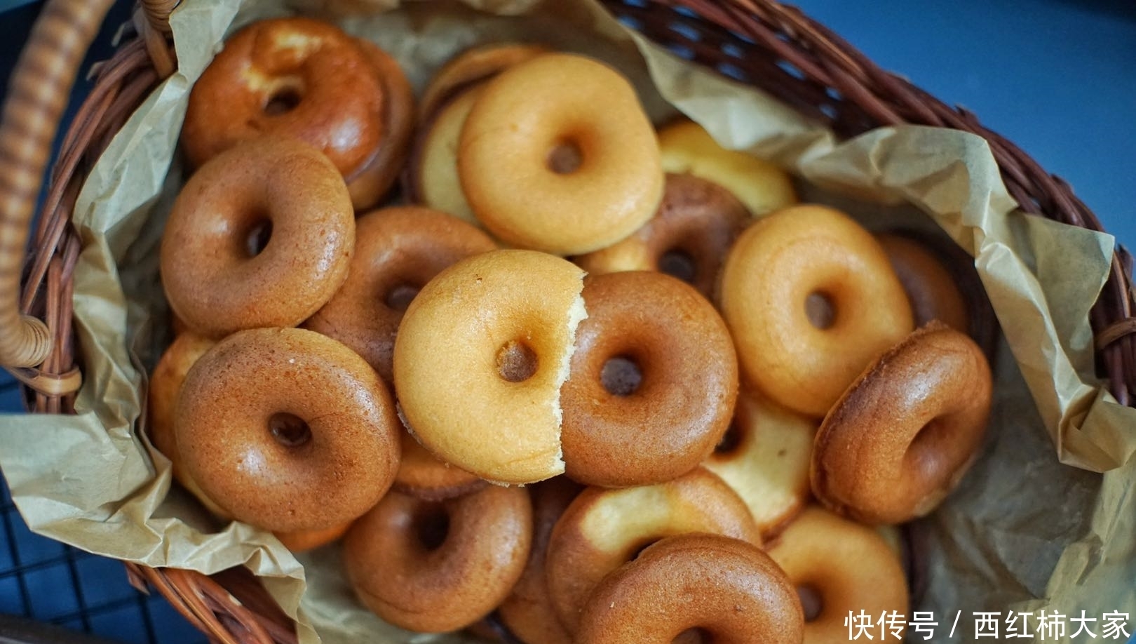 做出|不用烤箱,就能轻松做出甜甜圈小蛋糕,自己DIY爱怎么吃就怎么吃