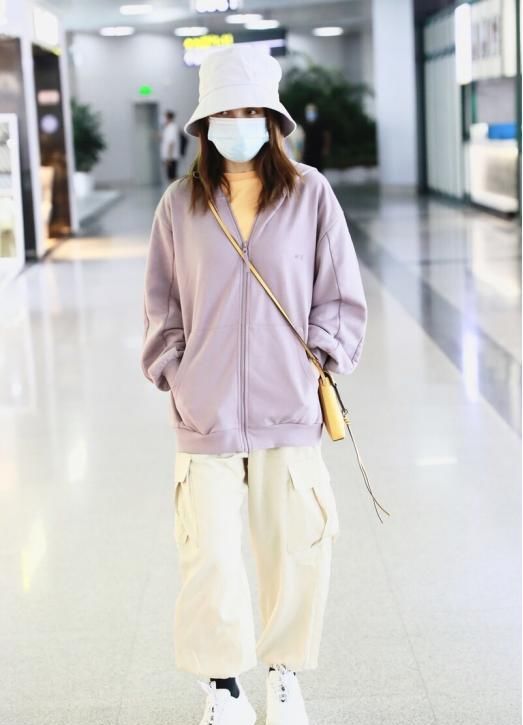  运动风|吴昕真有少女感，香芋紫外套穿的“松垮垮”，嫩度不输小姑娘