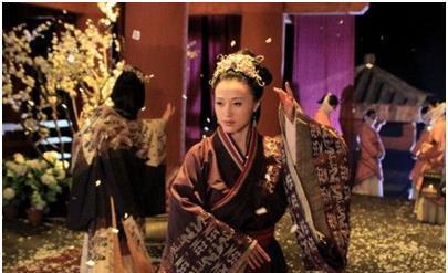 皇位|为各自儿子争皇位,吕后和戚夫人斗得你死我活,她却成了受益人