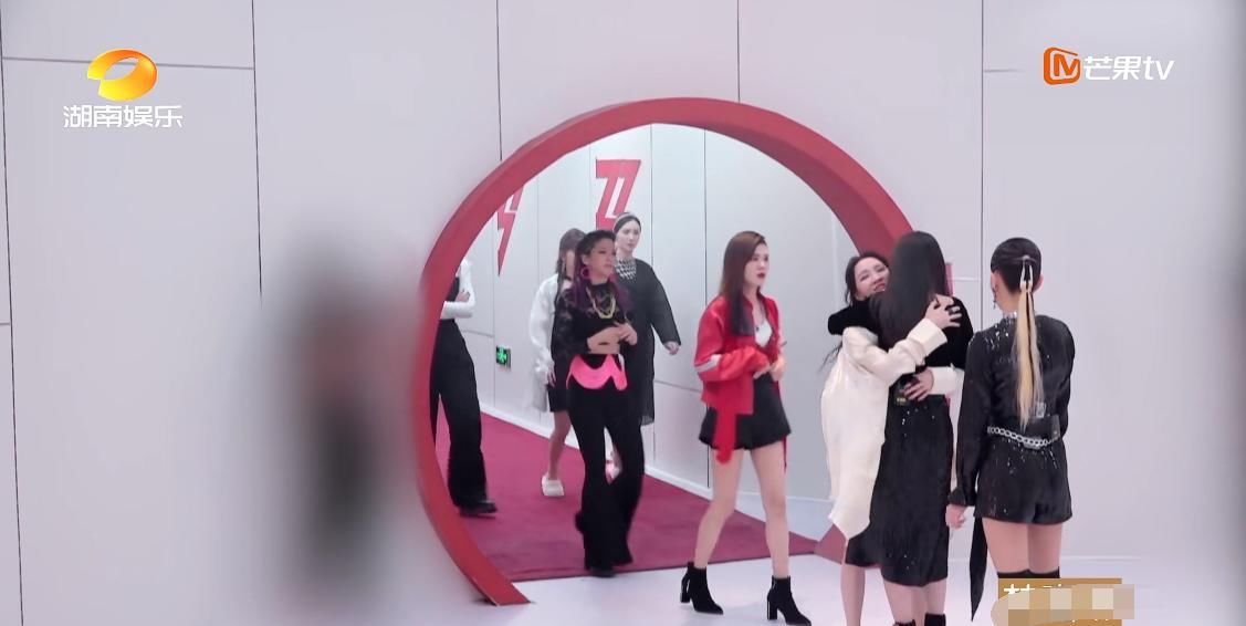 淘汰|继沈梦辰后,孟佳淘汰再迎送行“盛况”,张含韵失约不够厚道?