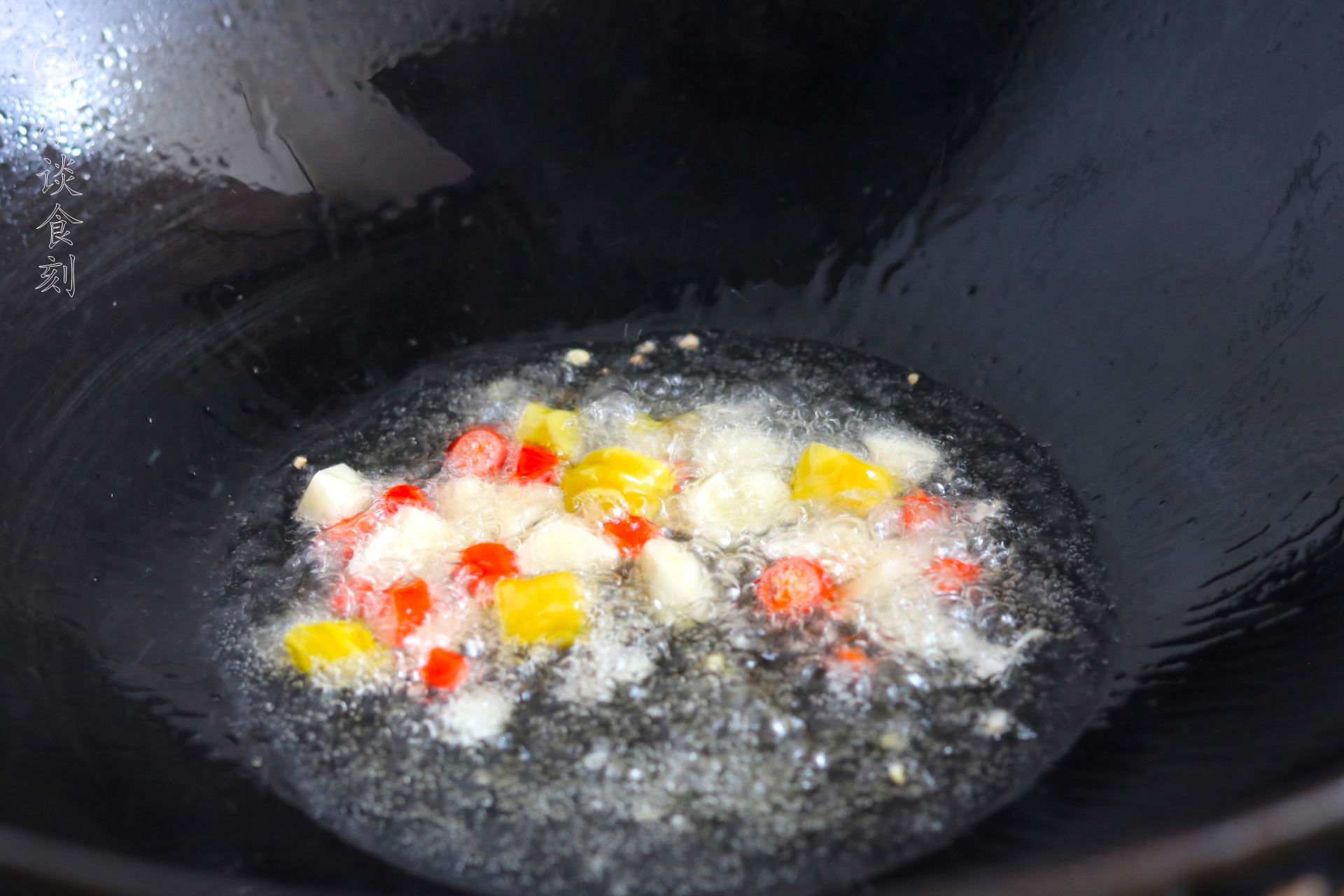  油量|炒花菜时，有人过油有人焯水，费时还不爽脆，这样做低油量更健康