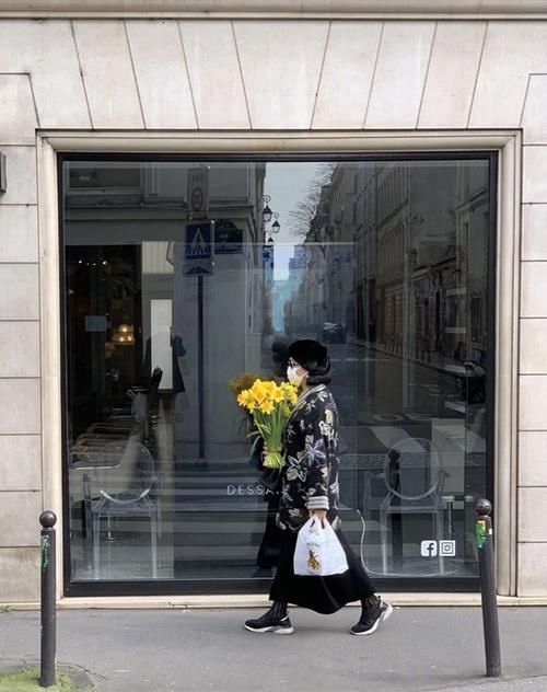 精致|金星穿上皮衣,内搭选择了一条黑色裙子,女人味就穿出来了!