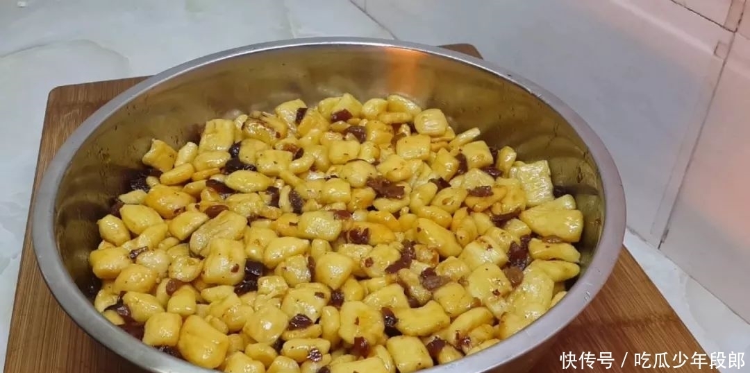 零食|5个鸡蛋,1斤面粉,锅里一炒,做出创意小零食,比蛋糕好吃十倍