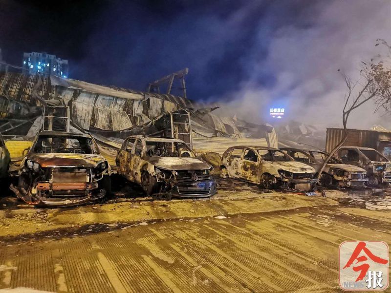  修理厂|「后续报道」航四路一排门面燃起大火，烧毁十多辆汽车