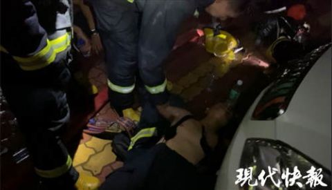 消防员扇扇|消防员救火中暑倒地,一群居民围着他扇扇子