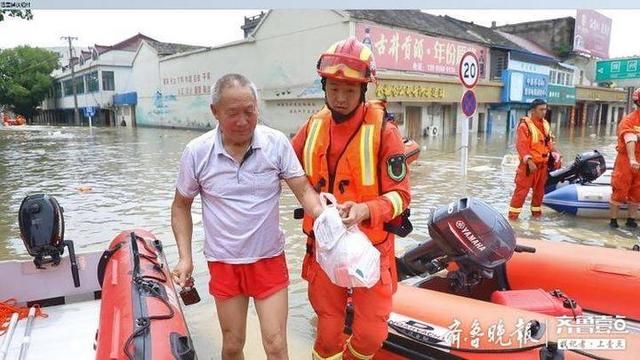  胰岛素和降|水淹家门难回，老人急需用药！山东消防员“游”进居民家中取药
