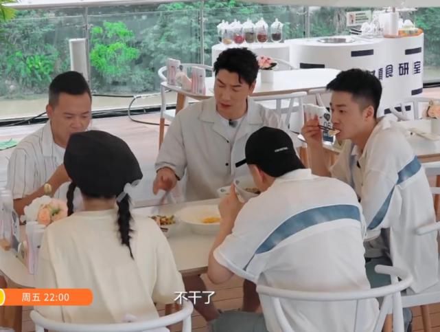  吓到|《中餐厅》又制造矛盾？林大厨抱怨、张亮扔筷子，李浩菲被吓到了