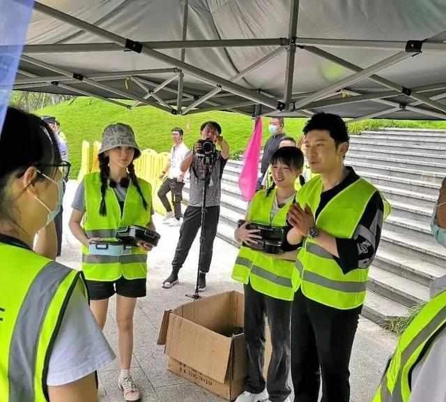  黄晓明|《中餐厅》给武汉抗洪前线送爱心餐，黄晓明做的红烧肉被赞好吃