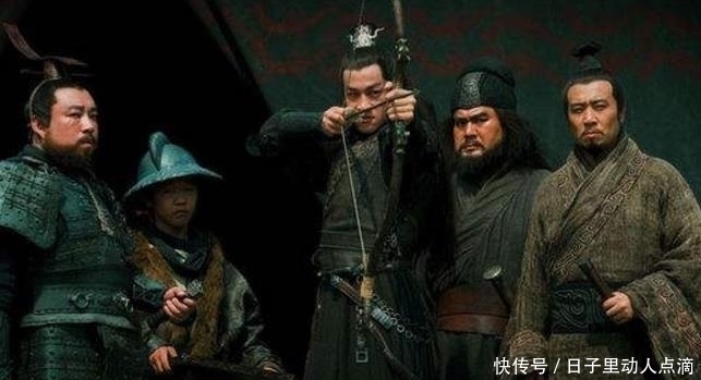 临死前|吕布临死前大喊六个字,道出刘备一个秘密,可惜曹操不明白,放虎归山