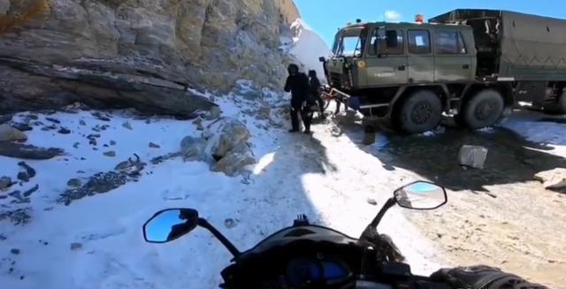 拖拉机|印军摩托车突然翻车,印军士兵摔下道路:遭高速冲来拖拉机撞死