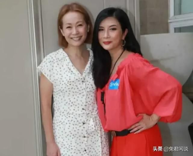 身材|57岁叶童比67岁赵雅芝还显老 搭配碎花连衣裙如老奶奶