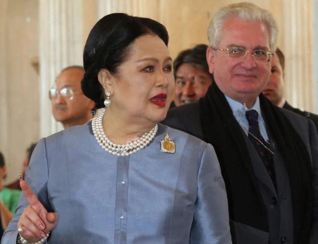  欣赏|87岁诗丽吉魅力大，参观博物馆被男馆长欣赏，王太后美而不自知