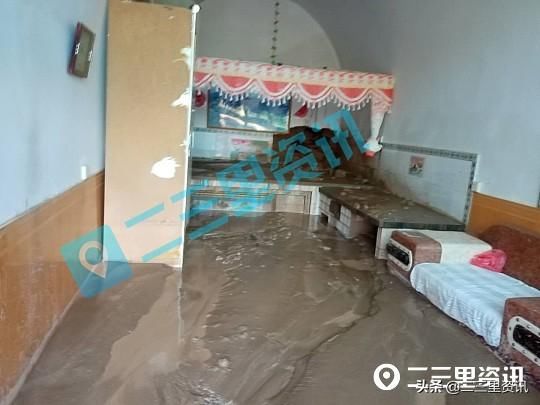  路基|绥延高速路基塌陷一个大坑 雨水顺着大坑从居民窑洞里冲出