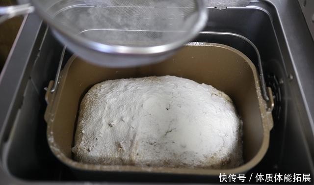 简单|用面包机做欧包,原来这么简单!只需加清水,外脆内嫩真地道