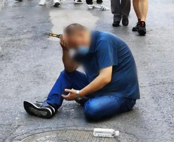  刚好|8楼掉下扳手，男子刚好经过