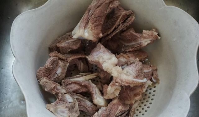  好吃|春菜和它这样炖，鲜咸香嫩，老公夸口好吃，吃到最后连汤汁都不剩