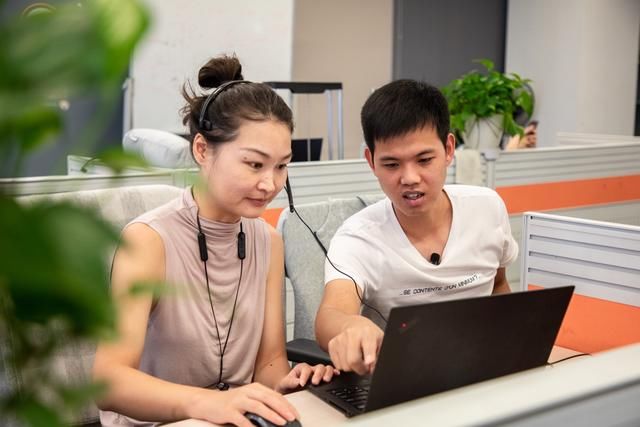  客服|90后男客服在淘宝上卖豪宅，一年卖出上百亿堪称金牌“中介”