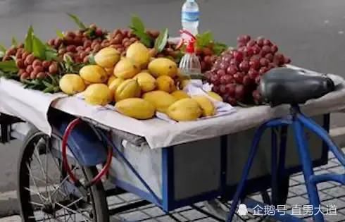 摊主|3个年轻男子酒后在水果摊多次品尝，未购买水果被摊主持刀放倒