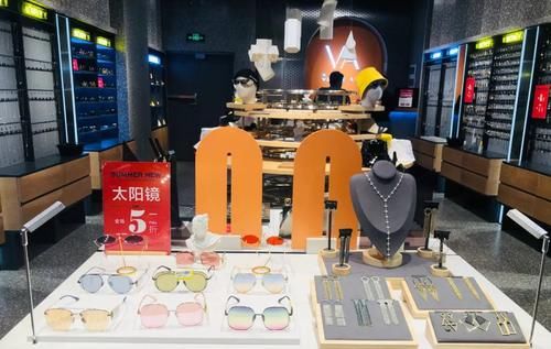  眼镜|时尚引领、大牌加码、VR赋能……超千亿的眼镜市场还能怎么玩？