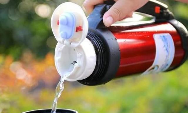  不锈钢内胆|保温杯变“要命杯”, 倒出热水秒变“毒水”, 很多孩子都在用