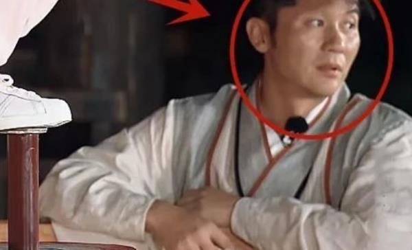 郑恺的|蔡徐坤撕掉郑恺名牌,谁注意郑恺的衣服有无台本一目了然