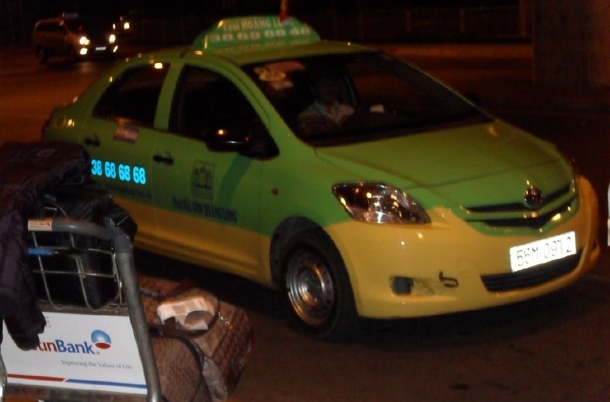  手里|姑娘上了出租车后，长睡不醒，司机看一眼她手里东西后打了110