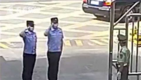  民警|哨兵门口执勤民警向他跑来 随后一幕太感人……
