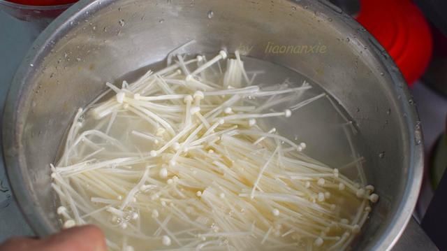  煮汤|用牛肉煮汤，这方法最简单，切切煮煮就做好，咸鲜开胃适合夏天