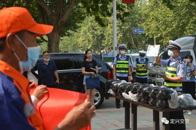 交警|定兴交警为环卫工人送上安全头盔