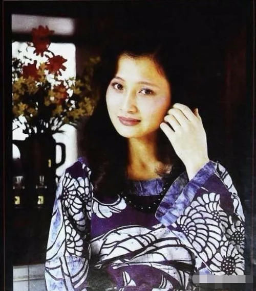  玻璃|曾经绝美容貌遭人嫉妒险被玻璃渣子毁容，如今却自行整成网红脸？