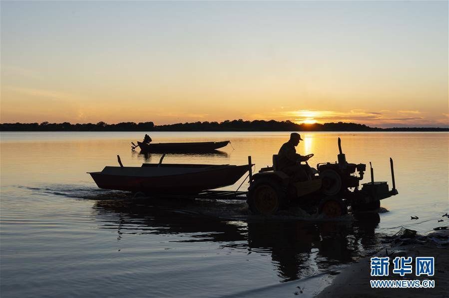  渔民捕鱼归来|夕阳下的大力加湖