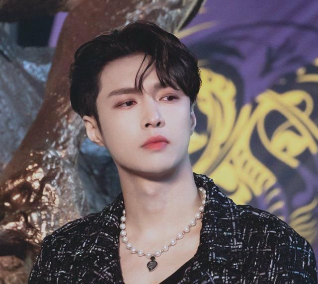  张艺兴舞蹈|张艺兴酷炫表演高燃全场，后方舒淇疯狂打call，舞蹈实力独受认可