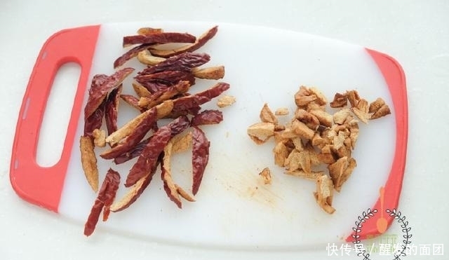 面团|家里有面粉一定要试试,上锅一蒸,柔软好吃,蛋糕一次成功!