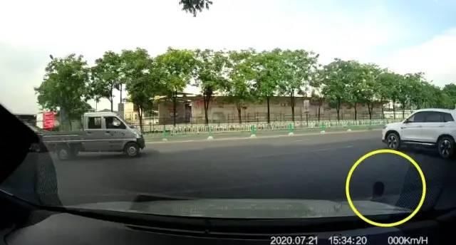  事故|司机刚启动车子，突然从车底传出一声尖叫