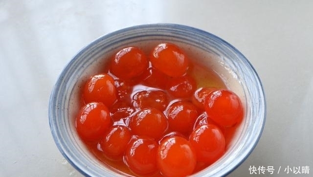 糕点|经典糕点蛋黄酥做法,7步就可上烤箱,外酥内软好吃不用花钱买