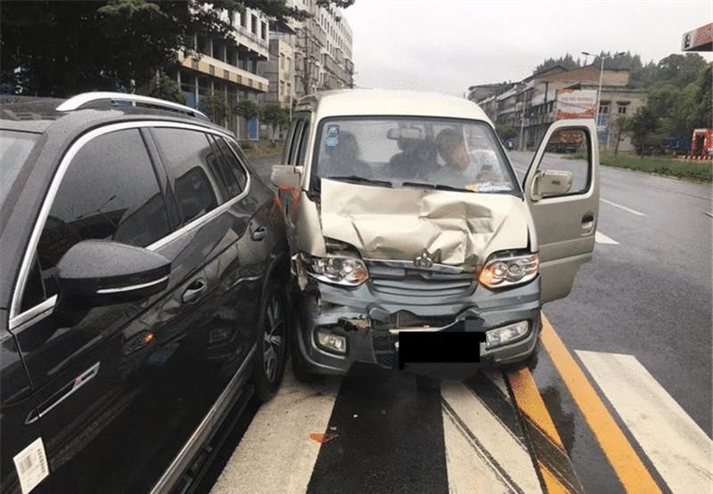 质量|探岳被面包车追尾，车主：只是等个红绿灯，你还想验下新车质量？
