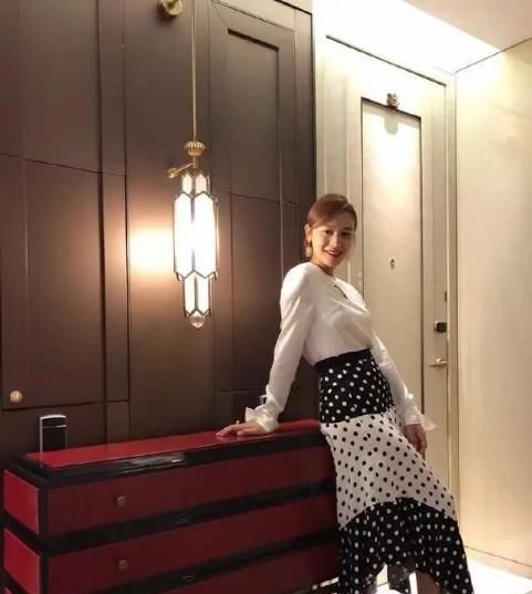  老婆|叶一茜当妈后更时髦了，穿白上衣还在领口挖个洞，不愧是冠军老婆