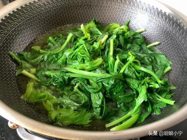  爽口|芹菜的叶子不要再扔了，教你做爽口小菜，刮油祛火，比芹菜还好吃