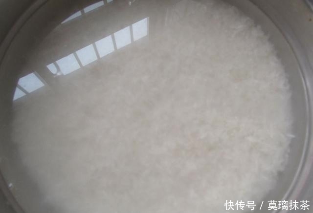 米饭|排骨别再炖了!这样做1锅排骨软烂米饭喷香,上桌吃精光,太香了