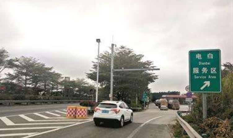  不合理的电|“最牛”摄像头终于拆了，一年罚款2000多万，车主：早就该拆了