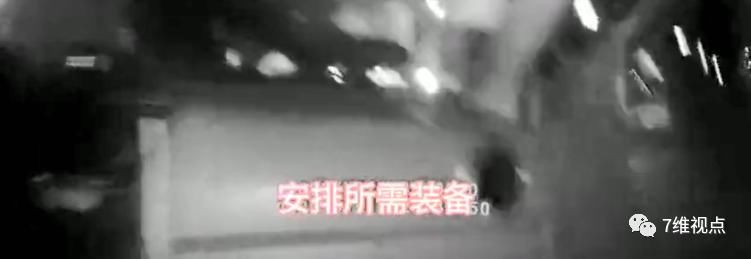  无用论|打脸带枪无用论：民警面对双刀快速出枪，男子瞬间弃刀投降！