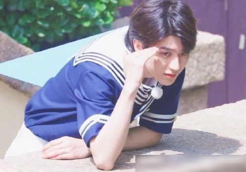 嘉宾|蔡徐坤刻意和女嘉宾保持距离,宁愿站在第2排,也不站在旁边空位